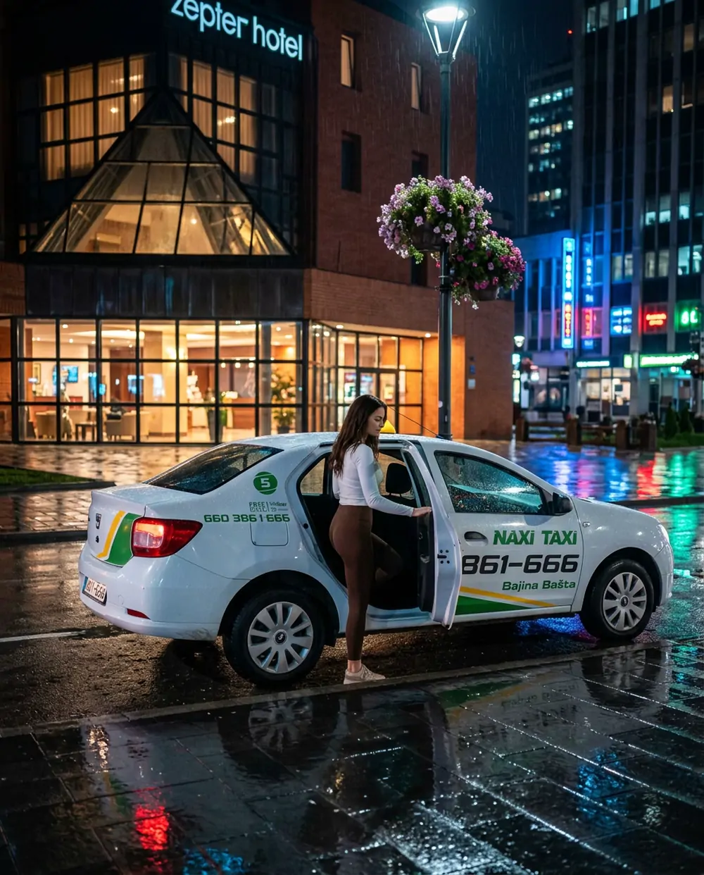 Naxi Taxi na kiši ispred hotela